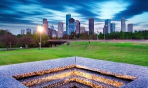 Property grounds - Houston Heights- Pets welcome- with best Restaurants/Master suite - sleeps 8 (Houston)