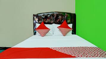 Deluxe Double Room | Desk, bed sheets