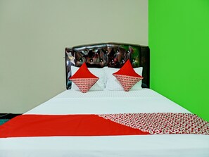 ห้องดีลักซ์ดับเบิล | โต๊ะทำงาน, ผ้าปูที่นอน