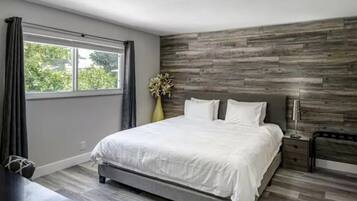 1 Schlafzimmer, Schreibtisch, Bügeleisen/Bügelbrett, Reisekinderbett