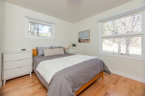 4 bedrooms, desk, iron/ironing board, travel crib