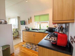 Cottage | Private kitchen | Fridge, electric kettle, toaster, cookware/dishes/utensils - Daffodil Lodge (Ilfracombe)