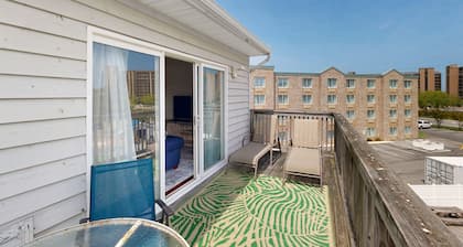 Bethany Beach Inn studio with kitchenette, fast WiFi & furnished balcony
