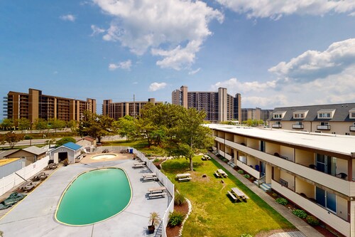 Bethany Beach Inn studio with kitchenette, fast WiFi & furnished balcony