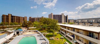 Bethany Beach Inn studio with kitchenette, fast WiFi & furnished balcony