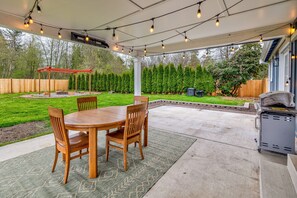 Outdoor dining - Home in Lake Stevens with large fenced yard (Lake Stevens)