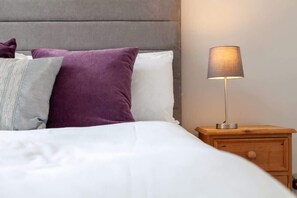 2 chambres, bureau, fer et planche à repasser, lit parapluie