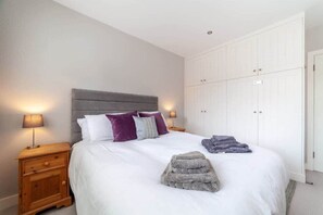 2 chambres, bureau, fer et planche à repasser, lit parapluie