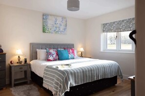 3 Schlafzimmer, Schreibtisch, Bügeleisen/Bügelbrett, Reisekinderbett