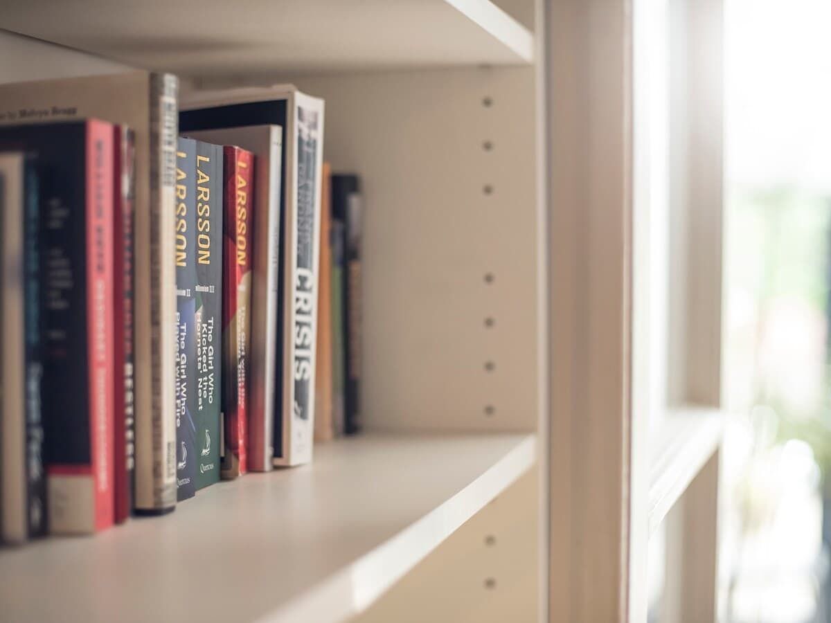 A bookshelf with books.