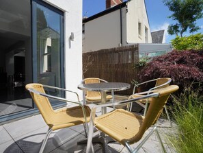 Outdoor dining - Spacious 4 Bedroom Character Home in Pontcanna! (Pontcanna)