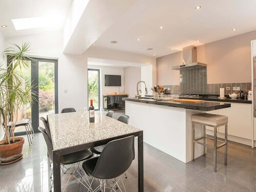 Spacious 4 Bedroom Character Home in Pontcanna!