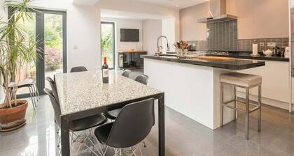 Spacious 4 Bedroom Character Home in Pontcanna!