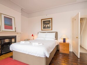 4 bedrooms, desk, iron/ironing board, WiFi - Spacious 4 Bedroom Character Home in Pontcanna! (Pontcanna)