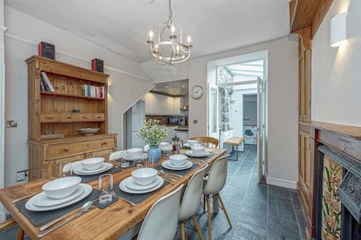 Character Townhouse in Town Centre & Superb Views