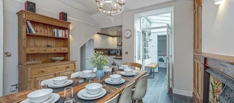 Character Townhouse in Town Centre & Superb Views