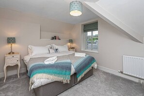 4 habitaciones, escritorio y tabla de planchar con plancha 