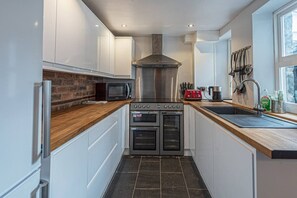 Køleskab, mikrobølgeovn, ovn, kogeplade