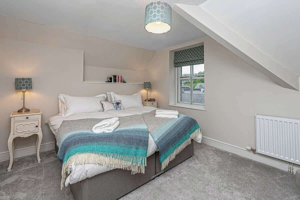 4 bedrooms, desk, iron/ironing board, travel cot