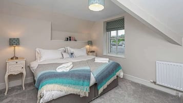 4 bedrooms, desk, iron/ironing board, travel cot