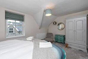 4 slaapkamers, een bureau, een strijkplank/strijkijzer, reisbedje