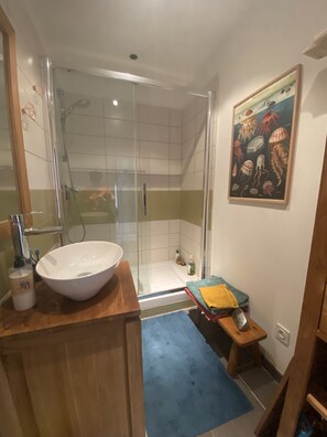 Articles de toilette écologiques, serviettes fournies, savon