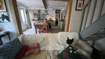 3 chambres, bureau, Wi-Fi gratuit, draps fournis