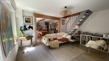 TV, fireplace, music library, stereo