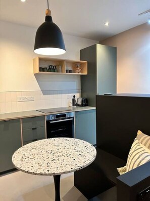 Køleskab, mikrobølgeovn, ovn, kogeplade