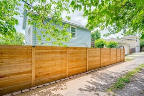 Property grounds - Pristine, Private, Central, Cozy,  Fully-Equipped! (Austin)