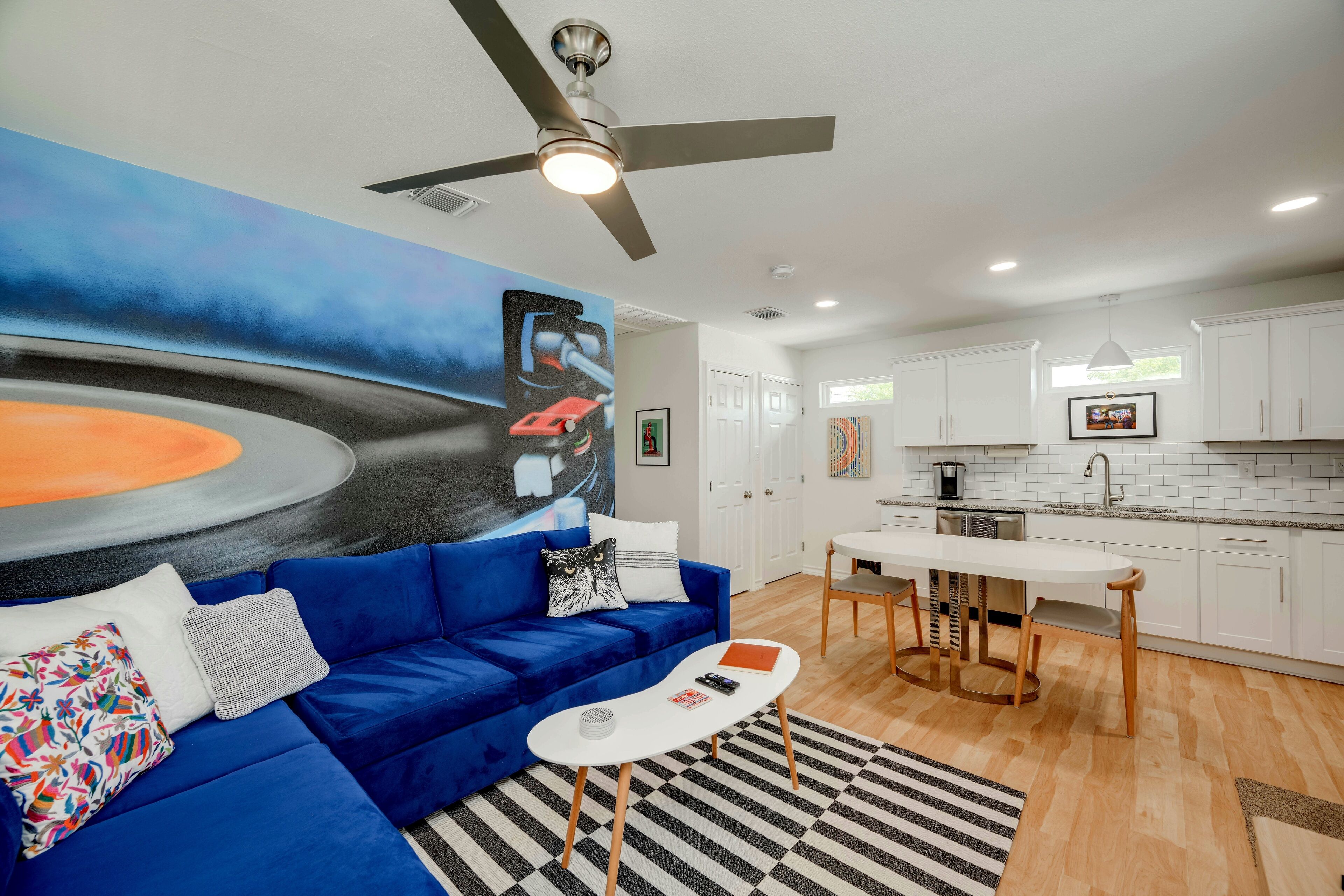 New! Close to DT, Private, Full Kitchen, FiberWifi