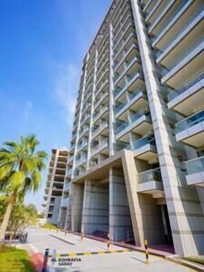 Exterior - Elegant 1BR apartment in Sport City (Dubai)