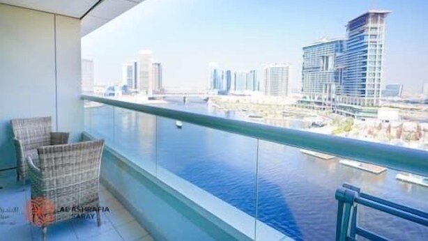 Un balcone con vista sulla città e sul mare.