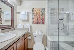 Hair dryer, towels, soap, shampoo - No Stairs To Heaven Condo - Snow Fire 107B (Angel Fire)