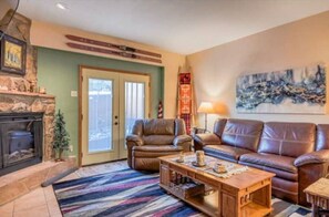 Smart-tv, eldstad och en stereo