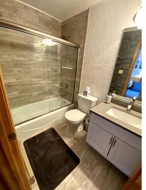 Handtücher, Seife, Shampoo, Toilettenpapier