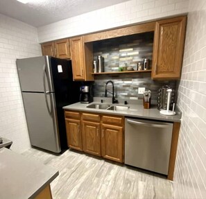 Refrigerador, microondas, horno y parrilla de estufa 