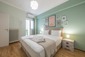 Une chambre à coucher avec un lit, des tables de chevet, un radiateur et une fenêtre.