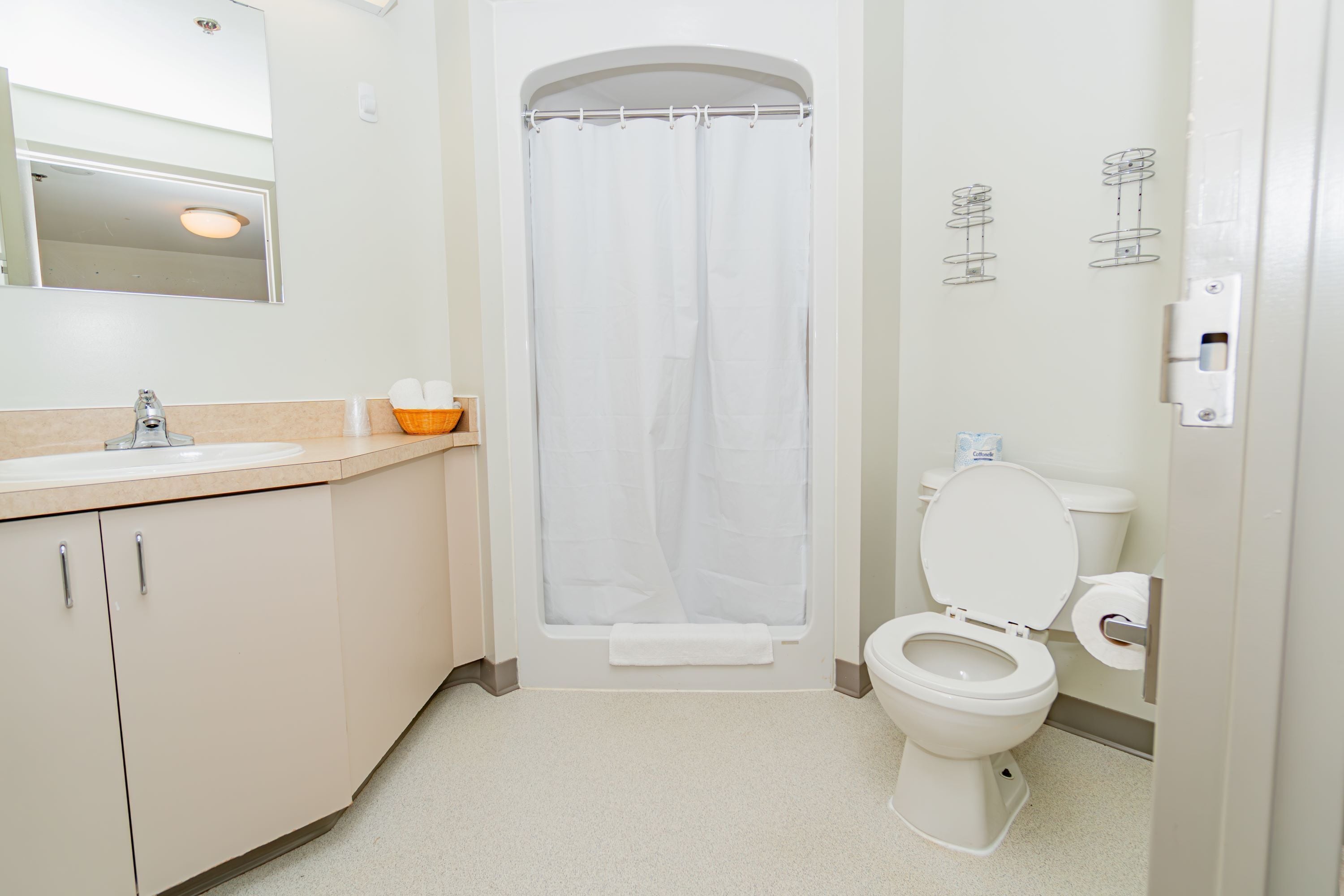 Economy Room | Bathroom | Shower, towels, soap, shampoo