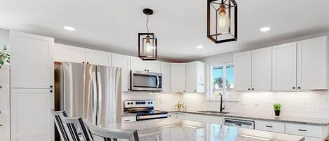 ثلاجة، ميكروويف، فرن، موقد طهي مسطح