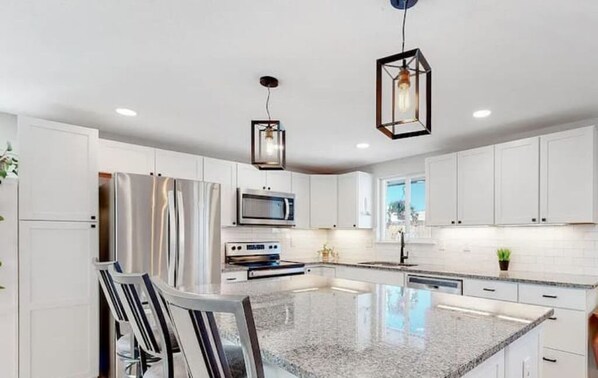 Refrigerador, microondas, horno y parrilla de estufa