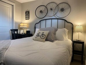 3 habitaciones, escritorio y tabla de planchar con plancha 