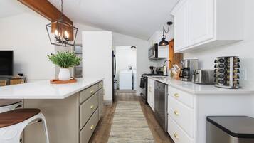 Een koelkast, een microgolfoven, een oven, een kookplaat