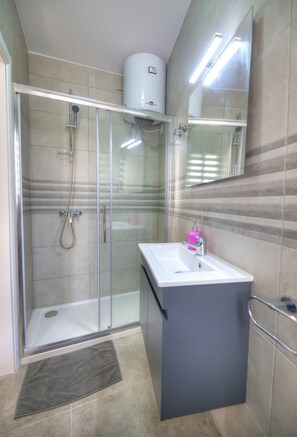 Baignoire, séchoir à cheveux, serviettes fournies