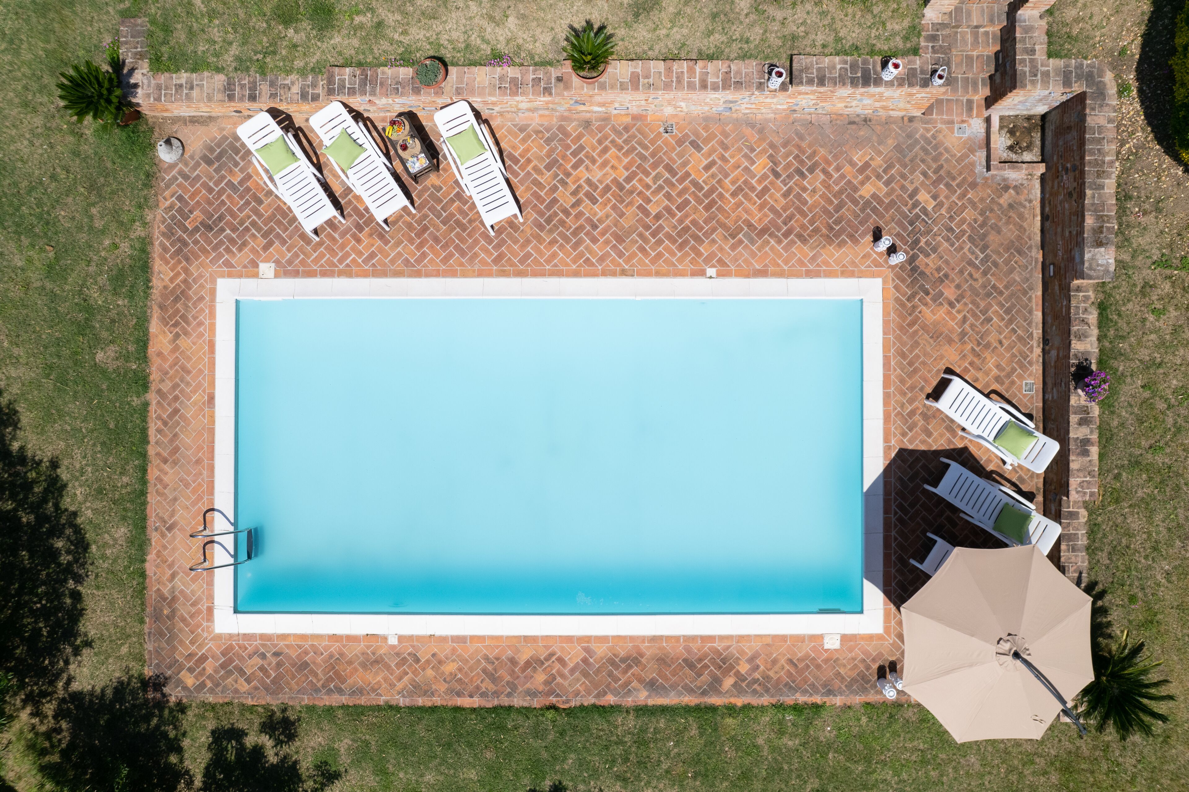 Piscine extérieure en saison