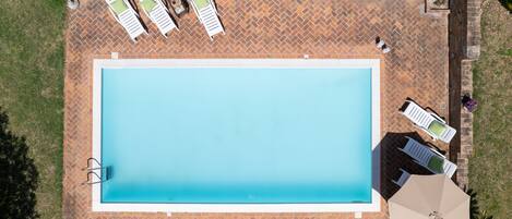 Piscine extérieure en saison