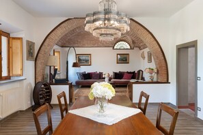 Vila | Área de estar | TV de tela plana 32 polegadas com canais a cabo, TV, lareira