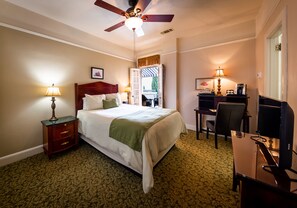 Tradisjonelt rom | Senger med overmadrass, strykejern/-brett og barnesenger