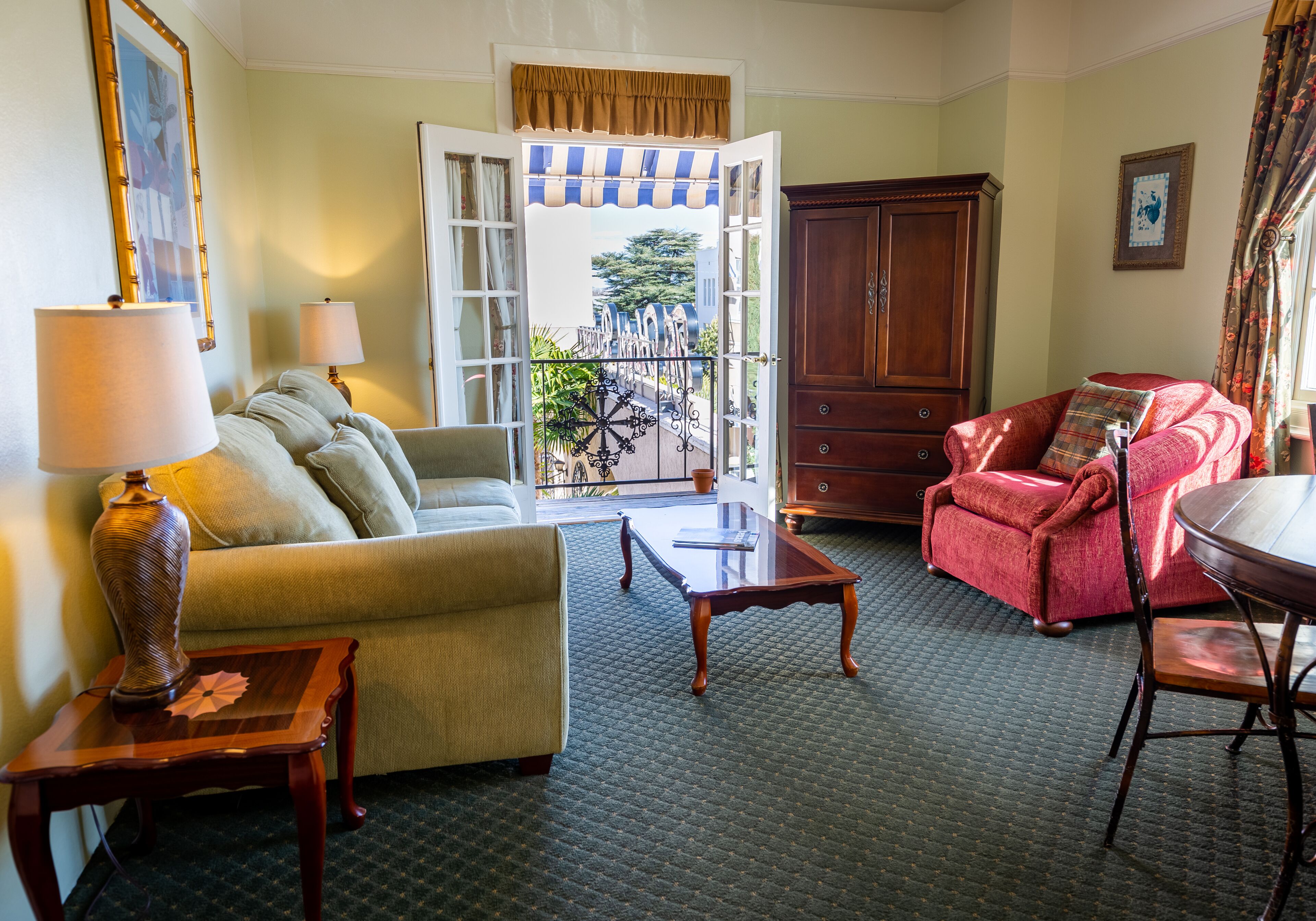 Suite Premier | Área de sala de estar | Televisión de pantalla plana de 31 pulgadas con canales vía satélite 