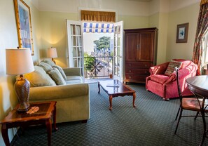 Premier Suite | Living area | 31-inch flat-screen TV with satellite channels, TV